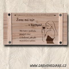 Dřevěná cedule s textem - Žena má být v kuchyni