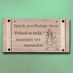 Dřevěná cedule s textem - Smích prodlužuje život